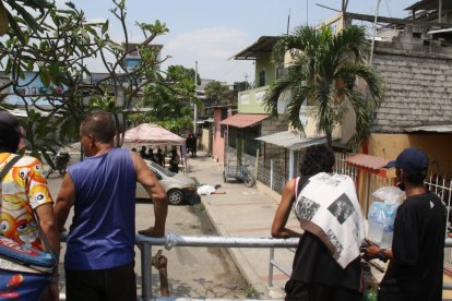 Al sitio acudieron agentes policiales para indagar este nuevo crimen en la ciudad.