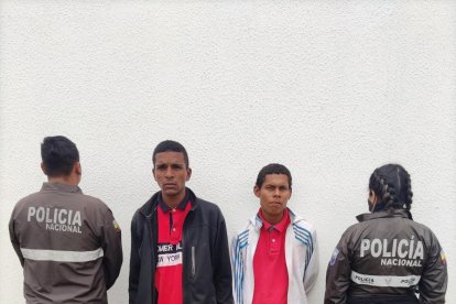 Dos ciudadanos fueron aprehendidos por robo de accesorios de carros en el suroeste de Guayaquil.