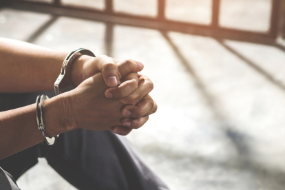 El caso se conoció luego de que la víctima llegó en estado grave al Hospital Francisco de Icaza Bustamante, con signos de violación, maltrato físico y tortura.