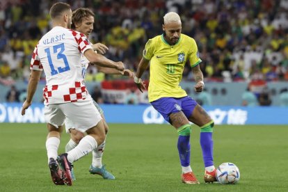 El jugador de PSG con su gol a Croacia igualó al astro brasileño. Ambos poseen 77 tantos.