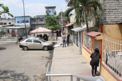 El difunto quedó en la acera, a unos metros de una escalinata con acceso hacia la vía Perimetral.