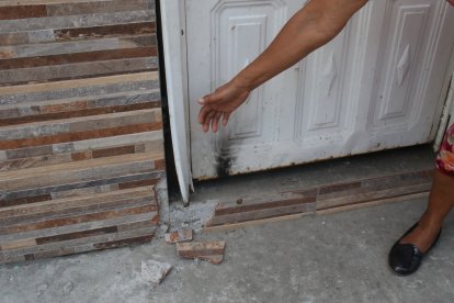 La explosión averió una puerta de la vivienda perjudicada.