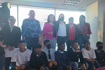 Javier Delgado (c) y Carla Heredia (d) compartieron con algunos de los beneficiarios del club de ajedrez El Rey.