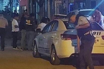 El fallecido, de 22 años, no era del sector. Según el oficial Pérez, jefe subrogante del distrito Pascuales, los moradores no aportaron detalles de lo sucedido.