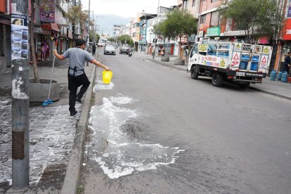 La sangre manchó la calle donde sucedió el altercado.