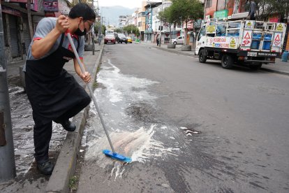 Los vecinos baldearon el charco de sangre que quedó en la acera.