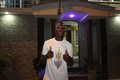 Moisés Caicedo volvió a su tierra y a la cancha de tierra donde nacieron sus sueños de futbolista, a compartir con su gente.