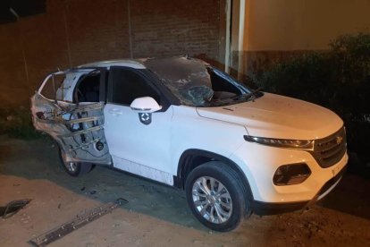 En los exteriores de la casa también sufrió daños un vehículo.