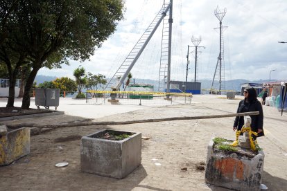 El paso está interrumpido alrededor de las figuras religiosas.