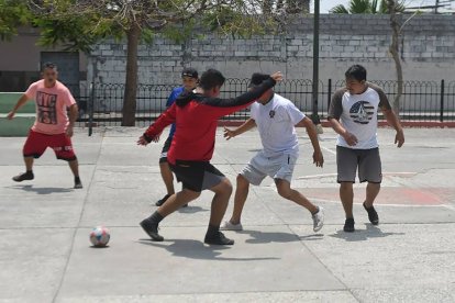 Eran épocas tradicionales en que el juego concluía tras la llamada de la madre del dueño de la pelota para todos se vayan a la casa.