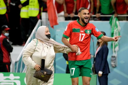 Sofiane Boufal, jugador de Marruecos, festejó con su madre tras eliminar a Portugal.