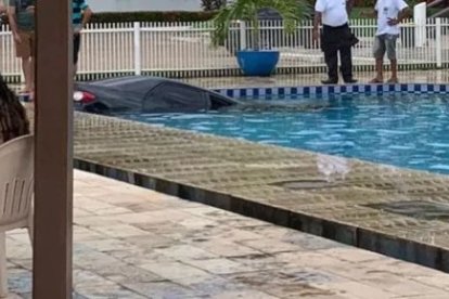 Tuvieron que llamar a la Policía y una grúa para lograr sacar el automóvil de la alberca.