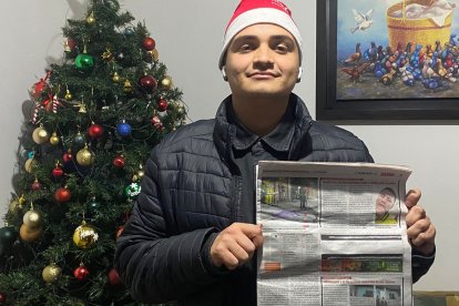 Joseph compró  EXTRA, despegó las páginas 2-3, ganó orden de compras de $ 200 y festejó.