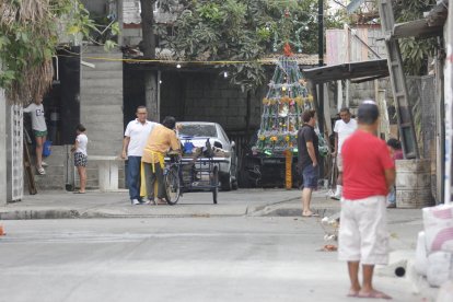El grupo de personas que fue atacado se encontraba en la acera, cerca del arbolito de Navidad.