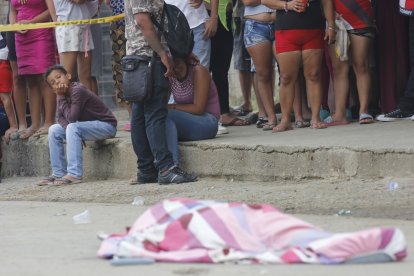 El cuerpo del joven fue cubierto por una sábana de colores luego de su asesinato.
