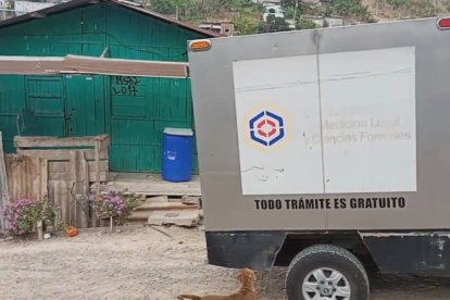 Miembros de Medicina Legal acudió hasta esta vivienda a recoger el cuerpo sin vida del dirigente y entrenador.