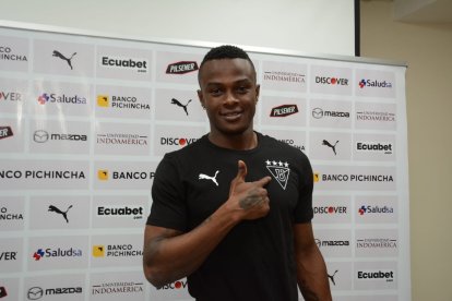 José Angulo fue presentado como el nuevo delantero de Liga de Quito.