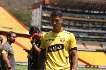 Agustín Rodríguez en el estadio Monumental en su primer día con Barcelona.