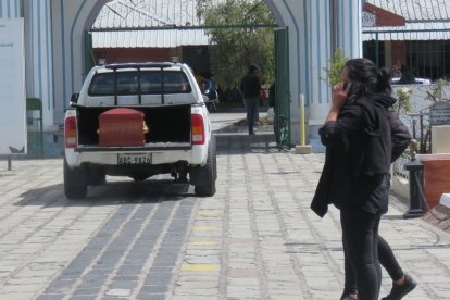 Luego de retirar el cuerpo de su hija, Rosa Bravo pide justicia.