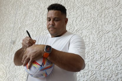 Ronaldo considera que Neymar seguirá jugando con la selección de Brasil.
