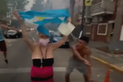 La mujer de la tercera edad se hizo viral por unirse a los festejos por las victorias de la selección argentina.
