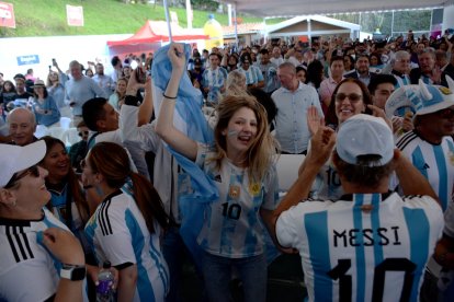Los hinchas argentinos en Quito y su celebración tras la clasificación a la final del Mundial.
