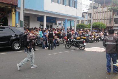 La víctima iba a embarcarse en una motocicleta cuando le dispararon.