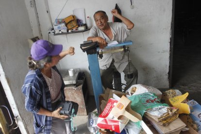 Así se festeja en la calle Argentina, Magali Vera y Ernesto Juela celebran y trabajan.