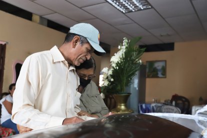 Cristina y Gerasimo Castro contemplaban el féretro del penúltimo de sus hermanos.