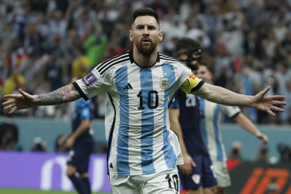 Lionel Messi tiene a Argentina cerca de su tercer titulo mundial.