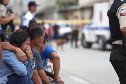 Familiares lloran la muerte de sus seres queridos.