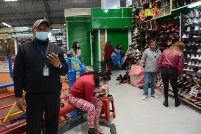 En el centro comercial del sur se contrataron 28 guardias. Se espera que lleguen 30.000 clientes este mes.