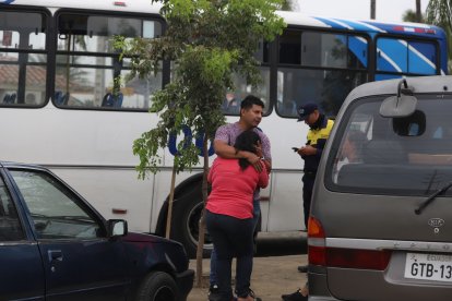Aracely Ponce, esposa del fallecido, recibió el consuelo de sus familiares.