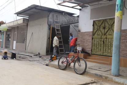 Trabajadores realizaban arreglos en la vivienda donde colocaron los explosivos.