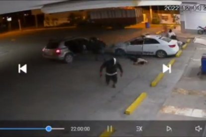 Los agentes estaban dentro de una patrulla cuando llegaron los antisociales. Se les llevaron las armas de dotación y los chalecos.