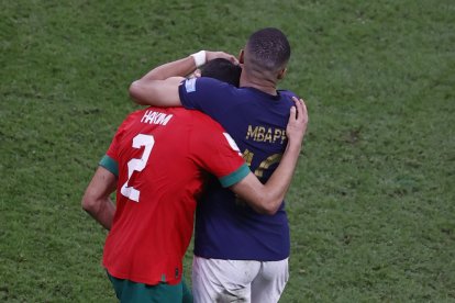 Kylian Mbappe de Francia saluda a Achraf Hakimi de Marruecos, al final de un partido de semifinales del Mundial de Fútbol Qatar 2022 entre Francia y Marruecos en el estadio Al Bait en Jor.