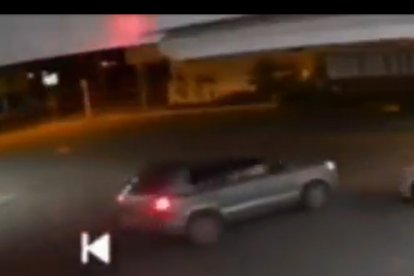 Los asaltantes llegaron en un auto gris, sometieron al policía y revisaron el patrullero.