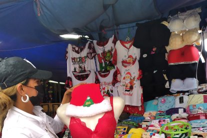 Leonor armó una parada navideña para que su compradora sea un regalo viviente para su pareja.