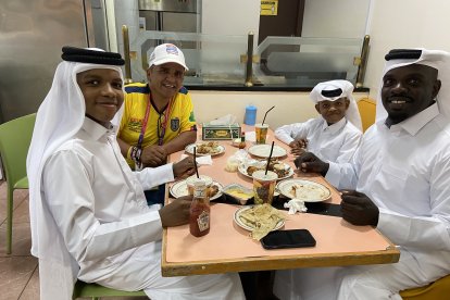 Los Smith son cataríes, se interesaron en Ecuador e invitaron a Jerson Ruiz a su mesa para compartir.