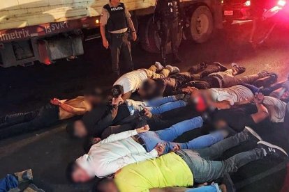 Entre los aprehendidos se encuentran dos miembros de las Fuerzas Armadas, uno en servicio pasivo y otro en servicio activo. Serían custodios de JR.