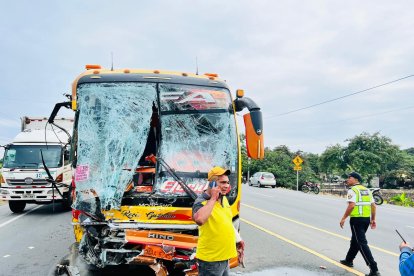 El transporte cubría la ruta Vinces - Guayaquil cuando ocurrió el accidente. No se reportan fallecidos.