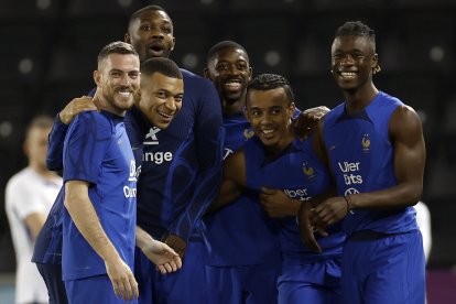 Los jugadores de Francia Jordan Veretout (i-d), Kylian Mbappé, Youssouf Fofana, Ousmane Dembélé, Jules Koundé y Eduardo Camaving participan en un entrenamiento de su selección en Doha.