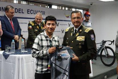 Alexander Cepeda (i) será uno de los participantes en la competencia organizada por la Policía Nacional.
