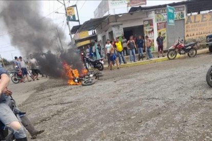 Manabí: Populacho prendió fuego a moto y supuesto delincuente