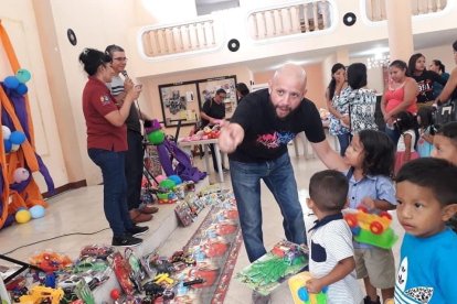 El gestor cultural Harold Mera lleva seis años entregando juguetes a niños de cantones de Guayas y Santa Elena.