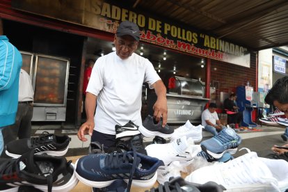 Don Elso Liberio le vende zapatos a buen precio. Ideales para ‘vacilar’ Navidad y Año Nuevo.