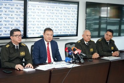 El ministro Juan Zapata (centro) alertó sobre presuntos financiamientos ‘chuecos’ a candidatos.