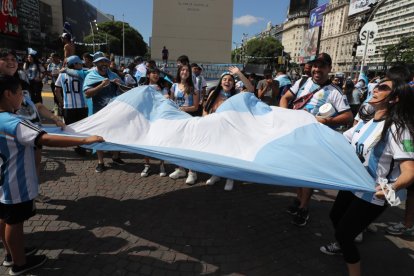 Hinchas argentinos animan con una bandera hoy, en los alrededores del Obelisco, antes de la final del Mundial de Fútbol Qatar 2022 entre Argentina y Francia, en Buenos Aires