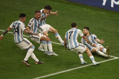 ionel Messi de Argentina celebra un gol hoy, en la final del Mundial de Fútbol Qatar 2022 entre Argentina y Francia en el estadio de Lusail (Catar).