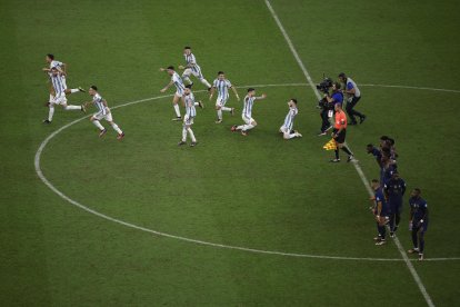 ugadores de Argentina celebran al ganar el Mundial de Fútbol Qatar 2022 hoy, tras la serie de penaltis ante Francia en el estadio de Lusail (Catar).